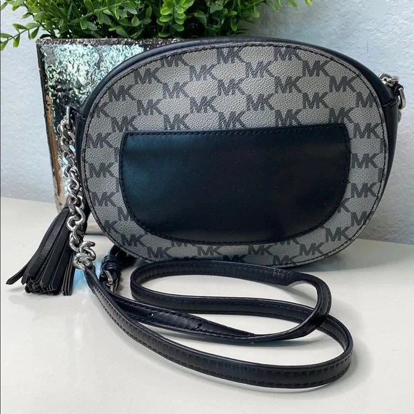 Michael Kors Ginny Medium Messenger Crossbody MK Signature Bag 30H6TGNM2V Black‎